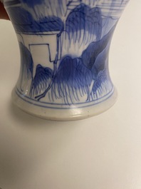 Un vase en porcelaine de Chine en bleu et blanc &agrave; d&eacute;cor d'un paysage montagneux, Kangxi