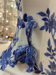 A Chinese blue and white octagonal 'hu' vase, 19th C.