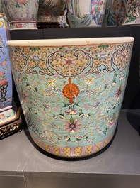 Une jardini&egrave;re en porcelaine de Chine famille rose &agrave; fond turquoise &agrave; d&eacute;cor 'bajixiang', 19&egrave;me