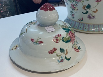 Un grand vase couvert en porcelaine de Chine famille rose, 19&egrave;me