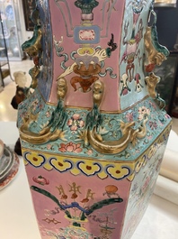 Un vase de forme hexagonale en porcelaine de Chine famille rose &agrave; d&eacute;cor d'antiquit&eacute;s, 19&egrave;me