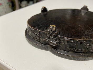 Un lave-pinceaux quadrilobe en bronze, Chine, Kangxi
