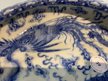 Een Chinese blauw-witte penselenwasser met een draak en een feniks, Qianlong merk, Republiek