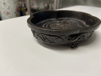 Een Chinese bronzen vierlobbige penselenwasser, Kangxi