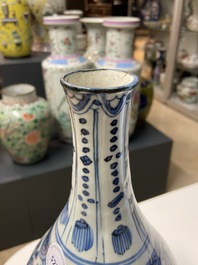 Un vase de forme bouteille en porcelaine de Chine en bleu et blanc de type kraak, Wanli