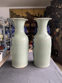 Une paire de vases en porcelaine de Chine &agrave; d&eacute;cor de b&eacute;lierqs en bleu et blanc sur fond c&eacute;ladon, 19&egrave;me