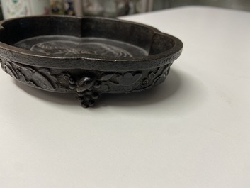 Un lave-pinceaux quadrilobe en bronze, Chine, Kangxi