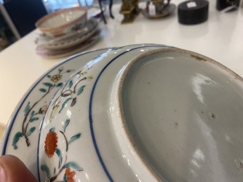 Een Japans Kakiemon bassin met floraal decor, Edo, eind 17e eeuw