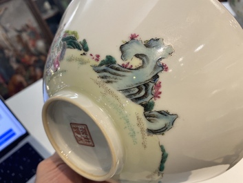 Un bol en porcelaine de Chine famille rose &agrave; d&eacute;cor de gar&ccedil;ons jouants, marque Lin Zhi Cheng Xiang, 20&egrave;me