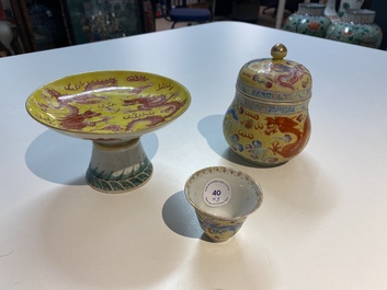 Een Chinese tazza, een dekselkom en een wijnkop met draken op gele fondkleur, 19/20e eeuw