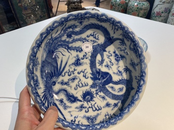 Un lave-pinceaux en porcelaine de Chine en bleu et blanc, marque de Qianlong, R&eacute;publique
