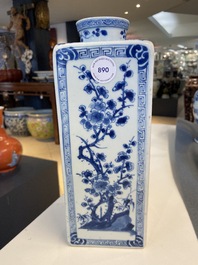 Een Chinese blauw-witte vierkante fles, Kangxi