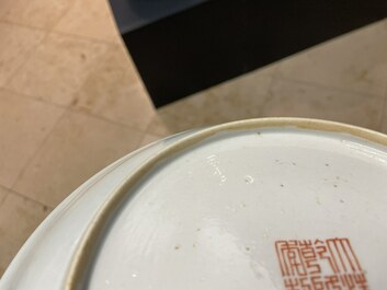 Une assiette en porcelaine de Chine famille rose &agrave; d&eacute;cor d'un Europ&eacute;en, marque de Qianlong, Jiaqing