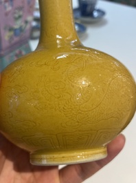 Un vase de forme bouteille en porcelaine de Chine en jaune monochrome &agrave; d&eacute;cor incis&eacute; de dragons, marque de Daoguang, 19/20&egrave;me