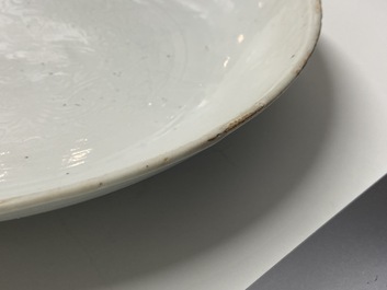 Un plat en porcelaine de Chine en blanc monochrome &agrave; d&eacute;cor incis&eacute; de deux ph&eacute;nix, Ming