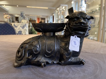 L'animal mythique 'Kaiming Shou' portant un base de lotus en bronze, Chine, Ming