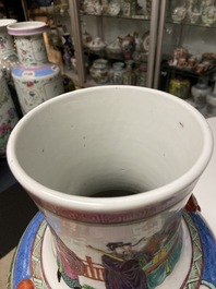 Un vase en porcelaine de Chine famille rose &agrave; d&eacute;cor narratif, 19/20&egrave;me