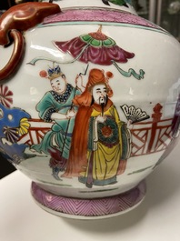 Un vase en porcelaine de Chine famille rose &agrave; d&eacute;cor narratif, 19/20&egrave;me