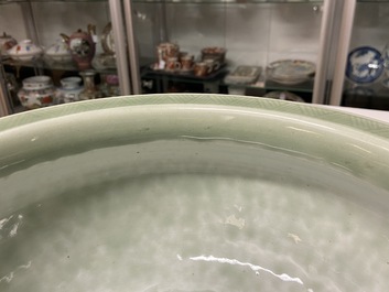 Een Chinese driepotige monochrome celadon wierookbrander met pioenslingers, 18/19e eeuw