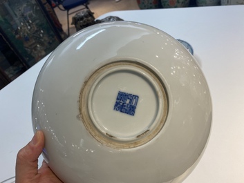 Un lave-pinceaux en porcelaine de Chine en bleu et blanc, marque de Qianlong, R&eacute;publique