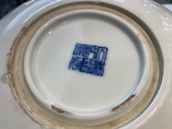 Een Chinese blauw-witte penselenwasser met een draak en een feniks, Qianlong merk, Republiek