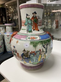 Un vase en porcelaine de Chine famille rose &agrave; d&eacute;cor narratif, 19/20&egrave;me