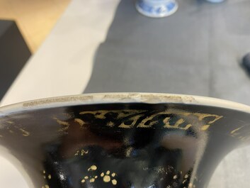 Un vase de forme 'yenyen' en porcelaine de Chine en noire monochrome &agrave; d&eacute;cor dor&eacute;, Kangxi