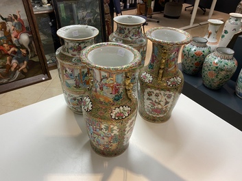 Deux paires de vases en porcelaine de Chine famille rose de Canton, 19&egrave;me