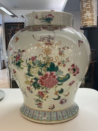 Un grand vase couvert en porcelaine de Chine famille rose, 19&egrave;me