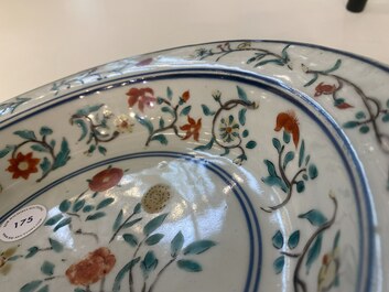 Een Japans Kakiemon bassin met floraal decor, Edo, eind 17e eeuw