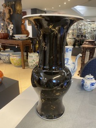 Un vase de forme 'yenyen' en porcelaine de Chine en noire monochrome &agrave; d&eacute;cor dor&eacute;, Kangxi