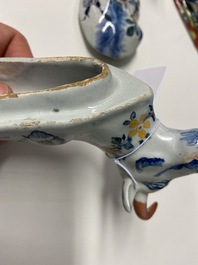 Une paire de terrines couvertes en forme de vache en fa&iuml;ence polychrome de Delft, 18&egrave;me