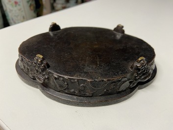 Un lave-pinceaux quadrilobe en bronze, Chine, Kangxi