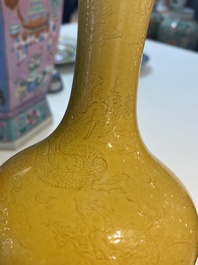 Un vase de forme bouteille en porcelaine de Chine en jaune monochrome &agrave; d&eacute;cor incis&eacute; de dragons, marque de Daoguang, 19/20&egrave;me