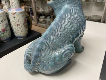 Une paire de grands qilins en porcelaine de Chine &agrave; &eacute;mail 'robin's egg', 19&egrave;me