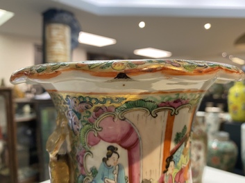 Deux paires de vases en porcelaine de Chine famille rose de Canton, 19&egrave;me