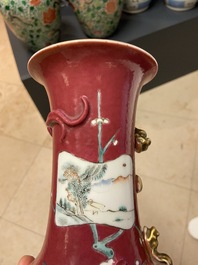 Une paire de vases en porcelaine de Chine &agrave; fond rouge de rubis monochrome, 19&egrave;me