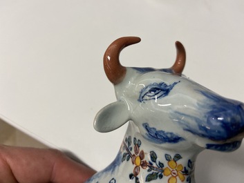 Une paire de terrines couvertes en forme de vache en fa&iuml;ence polychrome de Delft, 18&egrave;me