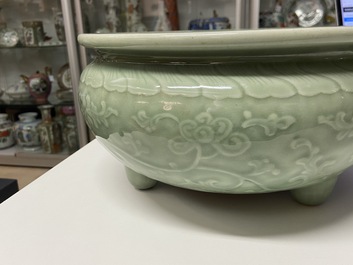 Een Chinese driepotige monochrome celadon wierookbrander met pioenslingers, 18/19e eeuw