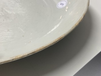 Un plat en porcelaine de Chine en blanc monochrome &agrave; d&eacute;cor incis&eacute; de deux ph&eacute;nix, Ming