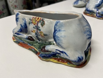 Une paire de terrines couvertes en forme de vache en fa&iuml;ence polychrome de Delft, 18&egrave;me