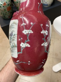 Une paire de vases en porcelaine de Chine &agrave; fond rouge de rubis monochrome, 19&egrave;me