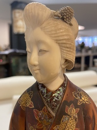 Een Japanse lakwerk 'geisha' okimono met ivoor en parelmoer, Meiji, 19e eeuw