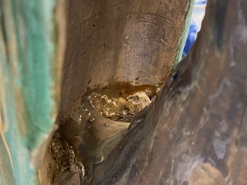Une paire de grands paons sur tronques d'arbres en gr&egrave;s polychrome, Chine, Shiwan, 19&egrave;me