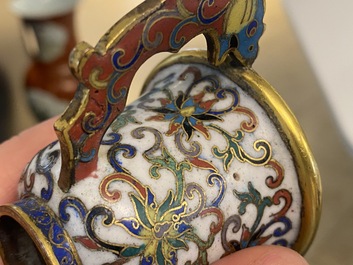 Een Chinese cloisonn&eacute; kop en schotel met lotusslingers, 18/19e eeuw