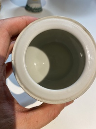 Un bol couvert, une tasse &agrave; vin et un tazza en porcelaine de Chine &agrave; d&eacute;cor de dragons sur fond jaune, 19/20&egrave;me