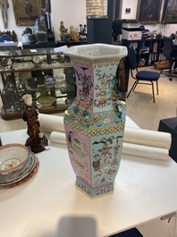 Un vase de forme hexagonale en porcelaine de Chine famille rose &agrave; d&eacute;cor d'antiquit&eacute;s, 19&egrave;me