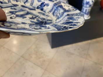 Un plat en porcelaine de Chine en bleu et blanc &agrave; d&eacute;cor de deux femmes et deux lapins dans un jardin, marque et &eacute;poque de Kangxi