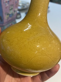 Un vase de forme bouteille en porcelaine de Chine en jaune monochrome &agrave; d&eacute;cor incis&eacute; de dragons, marque de Daoguang, 19/20&egrave;me