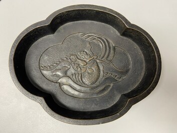 Un lave-pinceaux quadrilobe en bronze, Chine, Kangxi